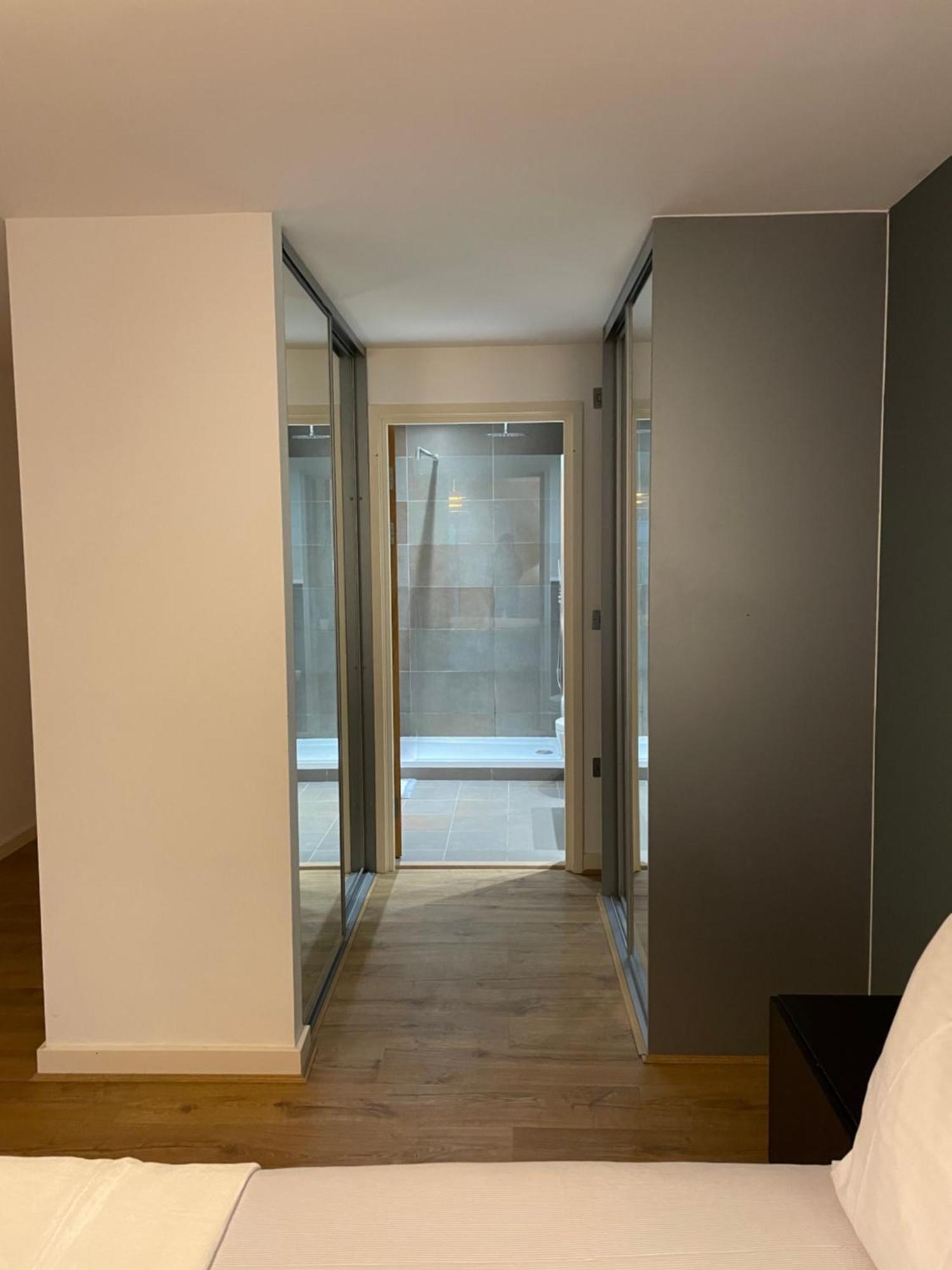 2 Bed, 2 Bath Apartment In Guildford Town Centre With Parking! Exterior foto