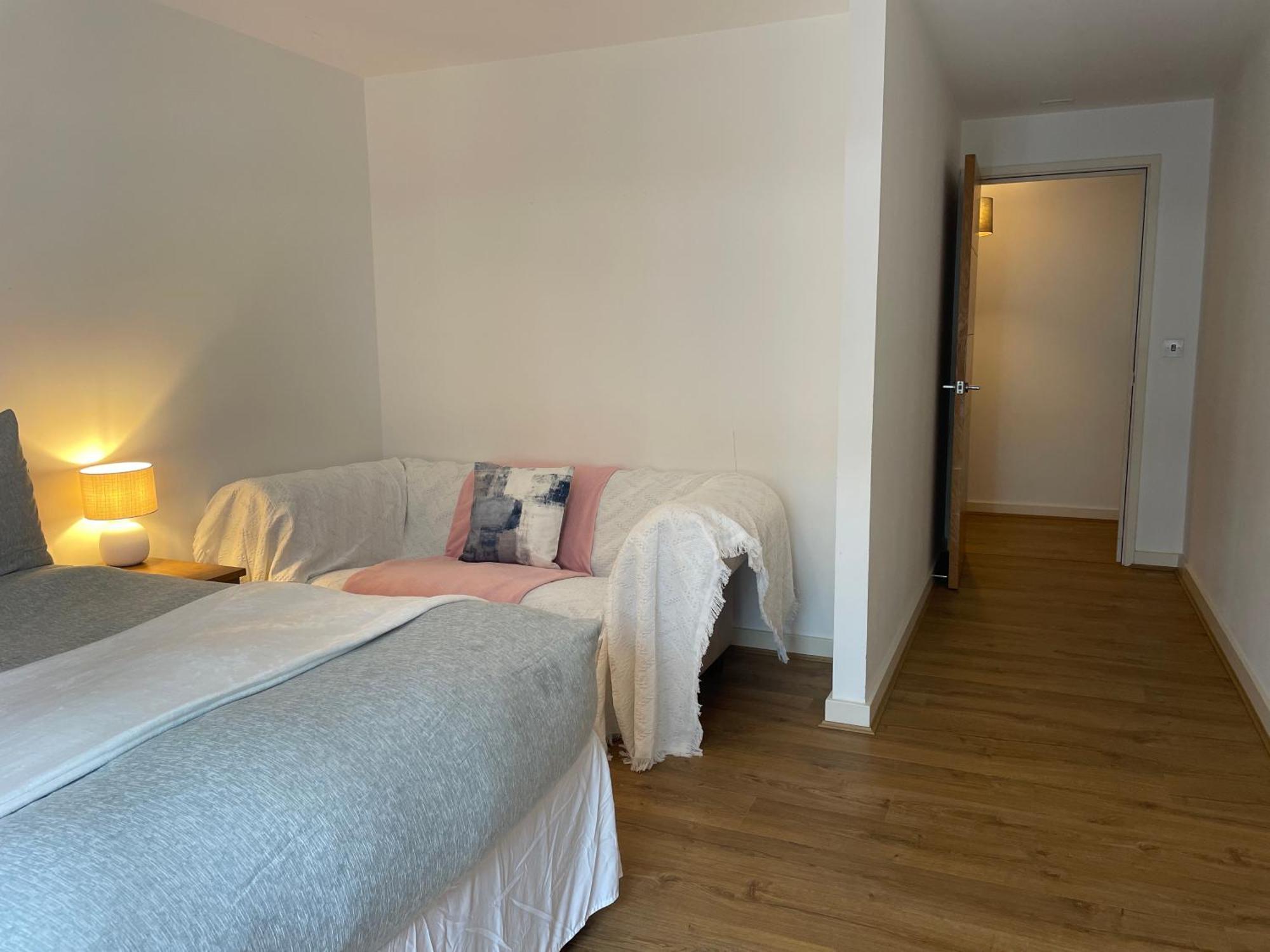 2 Bed, 2 Bath Apartment In Guildford Town Centre With Parking! Exterior foto