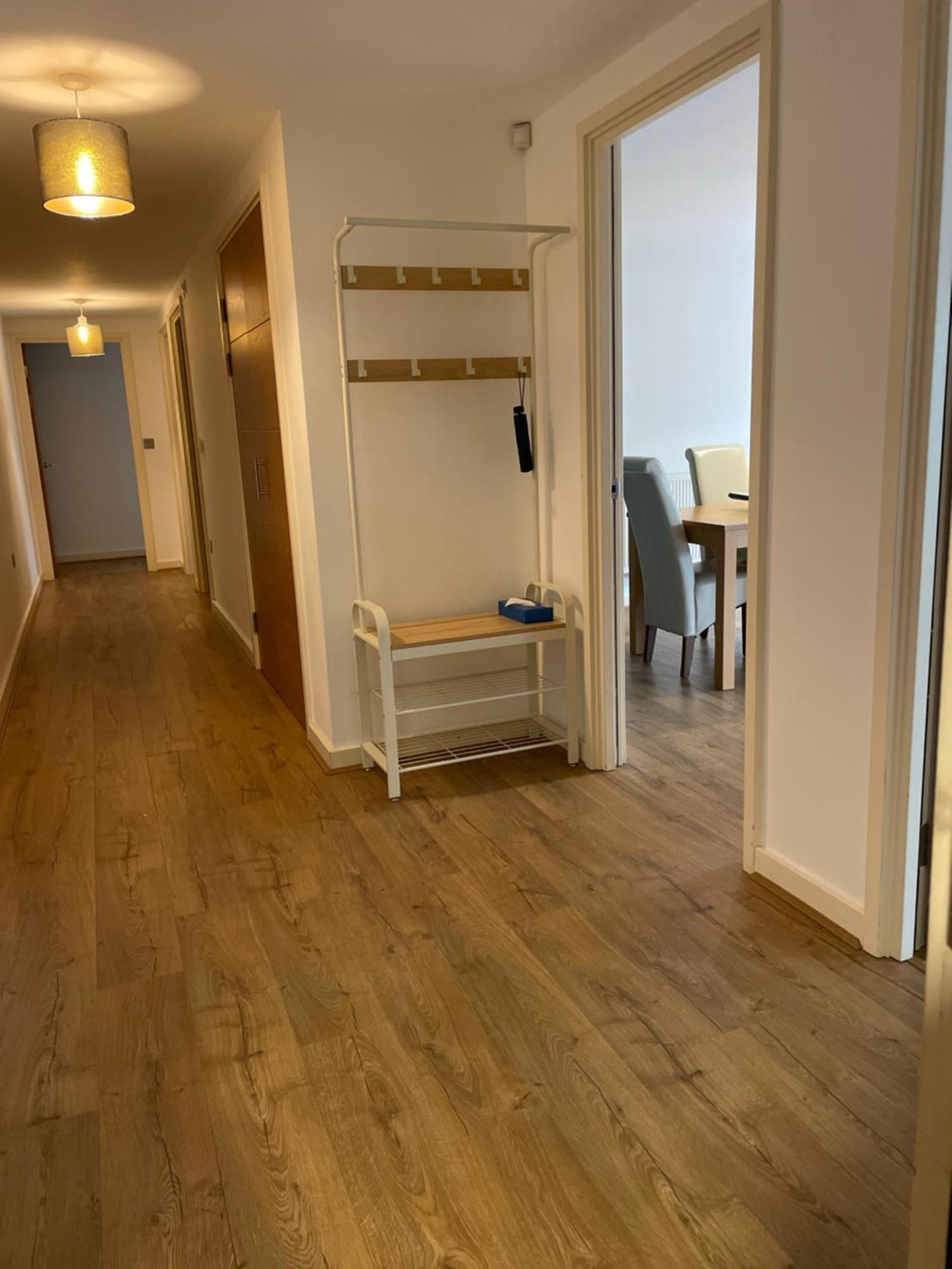 2 Bed, 2 Bath Apartment In Guildford Town Centre With Parking! Exterior foto